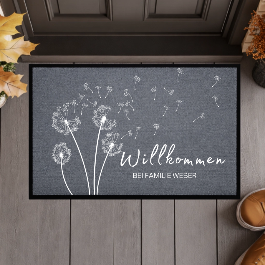 Personalisierte Fußmatte mit Namen – Willkommen bei Familie – Pusteblume Türmatte mit Gummirand