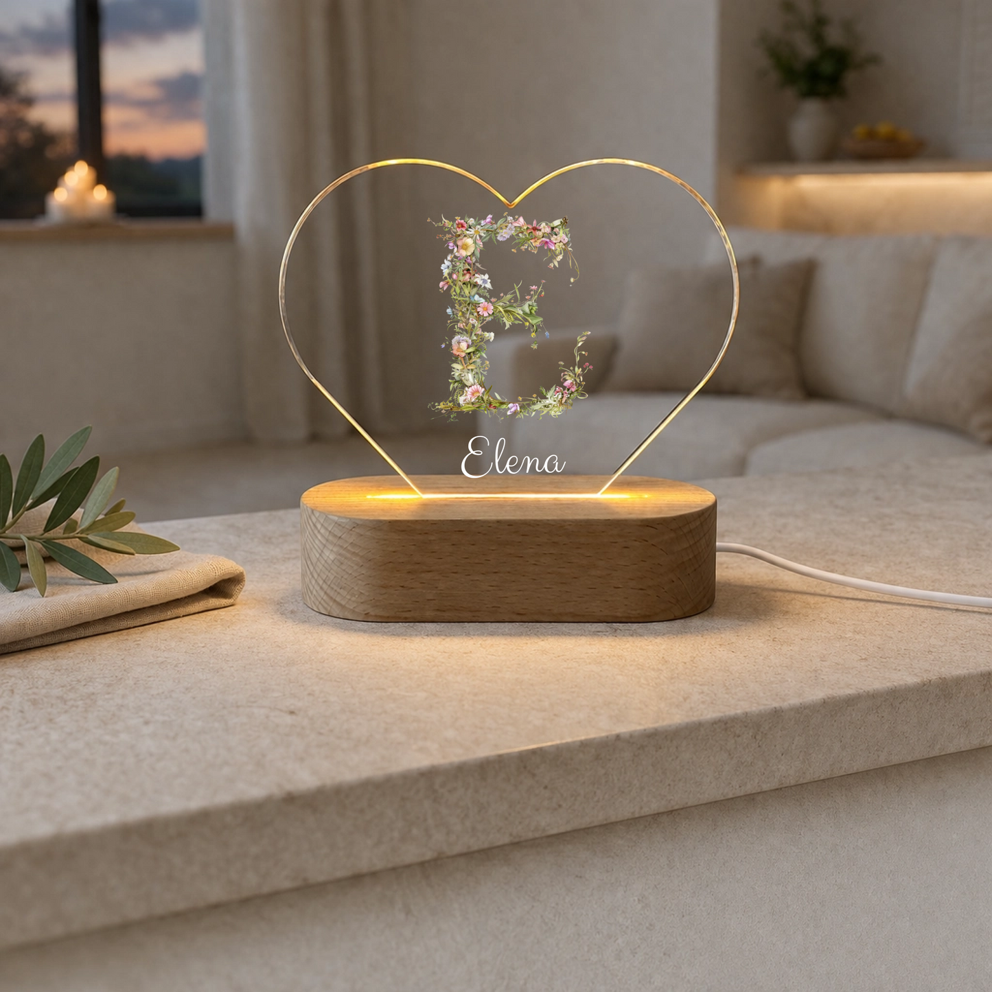 Personalisiertes LED Nachtlicht mit floralem Monogramm & Wunschname | Acrylglas Lampe mit Holzsockel