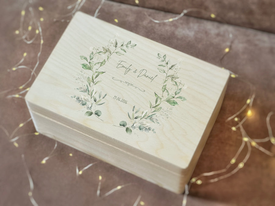 Personalisierte Holzkiste Hochzeit mit Blumenrahmen Namen und Datum