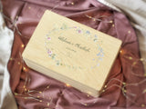 Personalisierte Holzkiste Hochzeit mit Namen und Datum Erinnerungsbox mit Blumenkranz