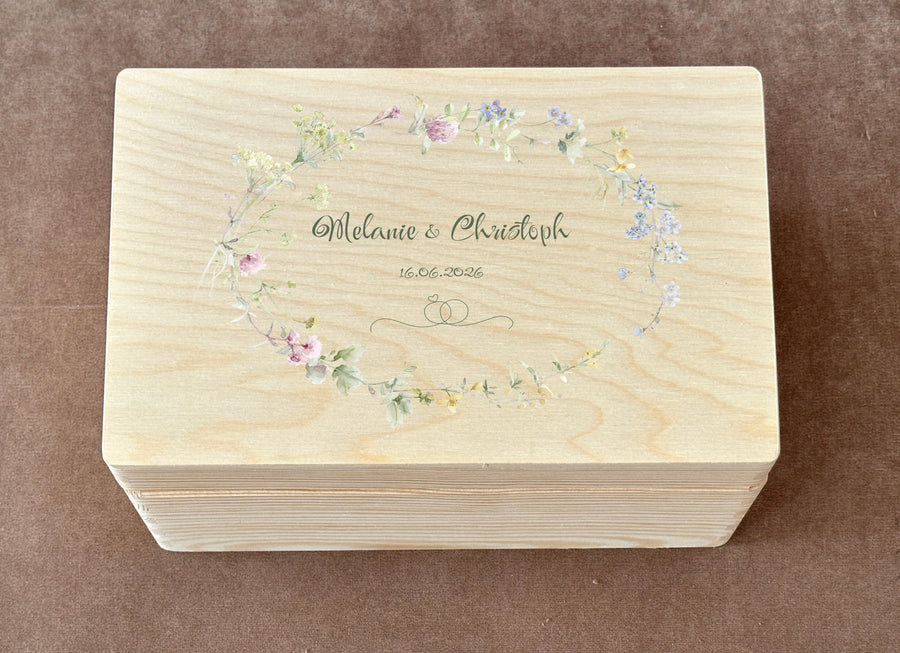 Personalisierte Holzkiste Hochzeit mit Namen und Datum Erinnerungsbox mit Blumenkranz
