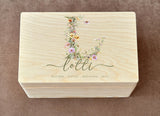 Personalisierte Erinnerungskiste mit Wildblumen Monogramm & Namen – Holzkiste zur Geburt für Baby Erinnerungen & Andenken
