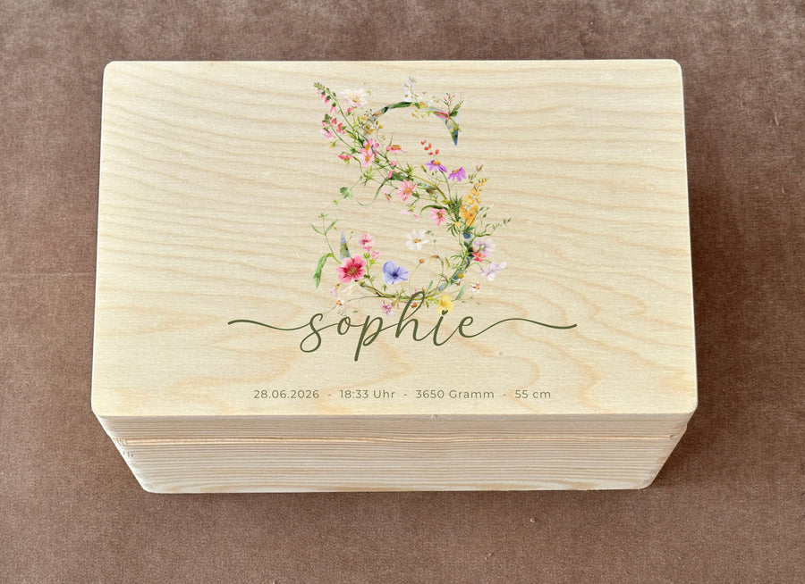Personalisierte Erinnerungskiste mit Wildblumen Monogramm & Namen – Holzkiste zur Geburt für Baby Erinnerungen & Andenken