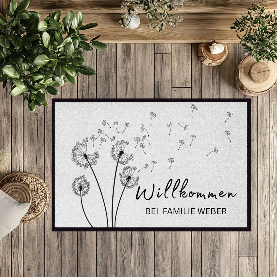 Personalisierte Fußmatte mit Namen – Willkommen bei Familie – Pusteblume Türmatte mit Gummirand
