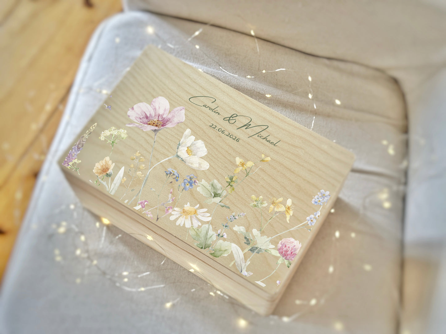 Personalisierte Holz Erinnerungsbox mit Wildblumen Design
