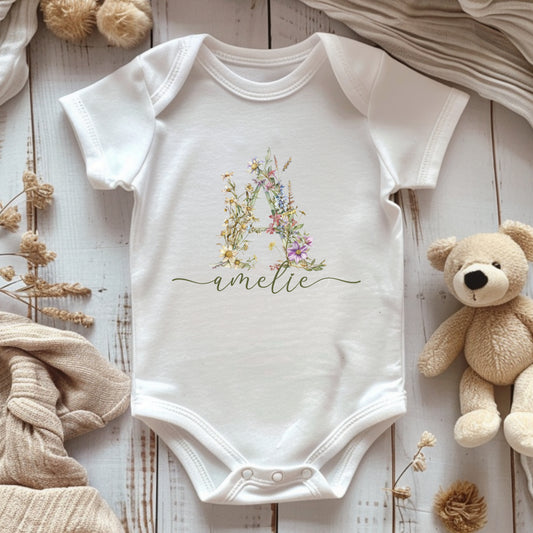 Personalisierter Baby Bio Body mit Wildblumen Monogramm & Namen – Geschenk zur Geburt für Mädchen & Jungen