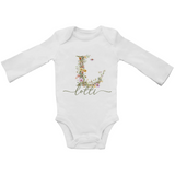 Personalisierter Baby Bio Body mit Wildblumen Monogramm & Namen – Geschenk zur Geburt für Mädchen & Jungen
